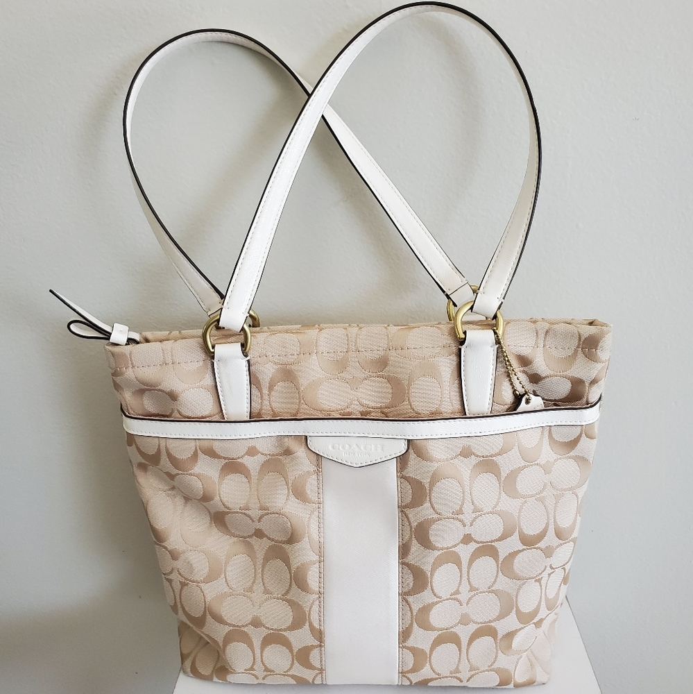 Coach Signature Design Purse